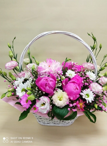 Композиция в корзинке от интернет-магазина цветов в 