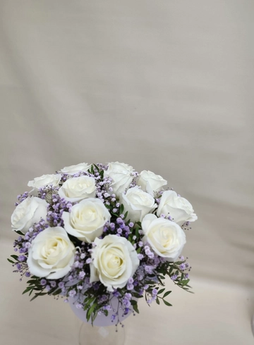 Композиция в шляпной коробке &laquo;Белый ангел&raquo; от интернет-магазина цветов в 