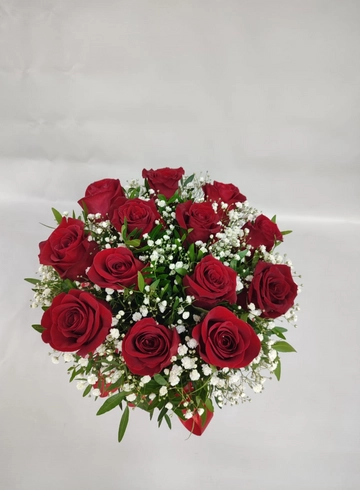 Композиция в шляпной коробке  «Красный взрыв» от интернет-магазина цветов в 