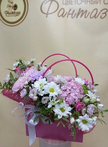 Композиция &laquo;Сумочка с цветами&raquo; от интернет-магазина цветов в 