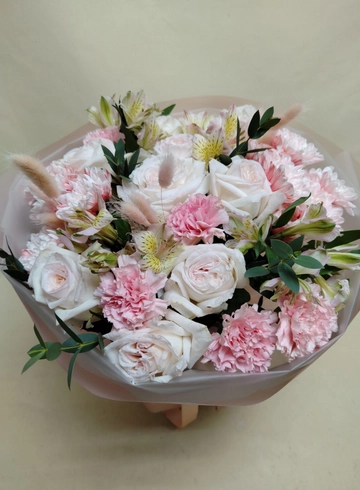 Сборный букет из роз и диантусов от интернет-магазина цветов в 