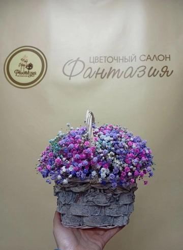 Корзинка маленькая с гипсофилой от интернет-магазина цветов в 